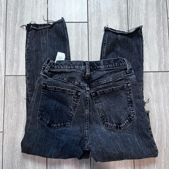 A&F High Rise Distressed Mom Jeans 27/4 Short - Picture 7 of 7
